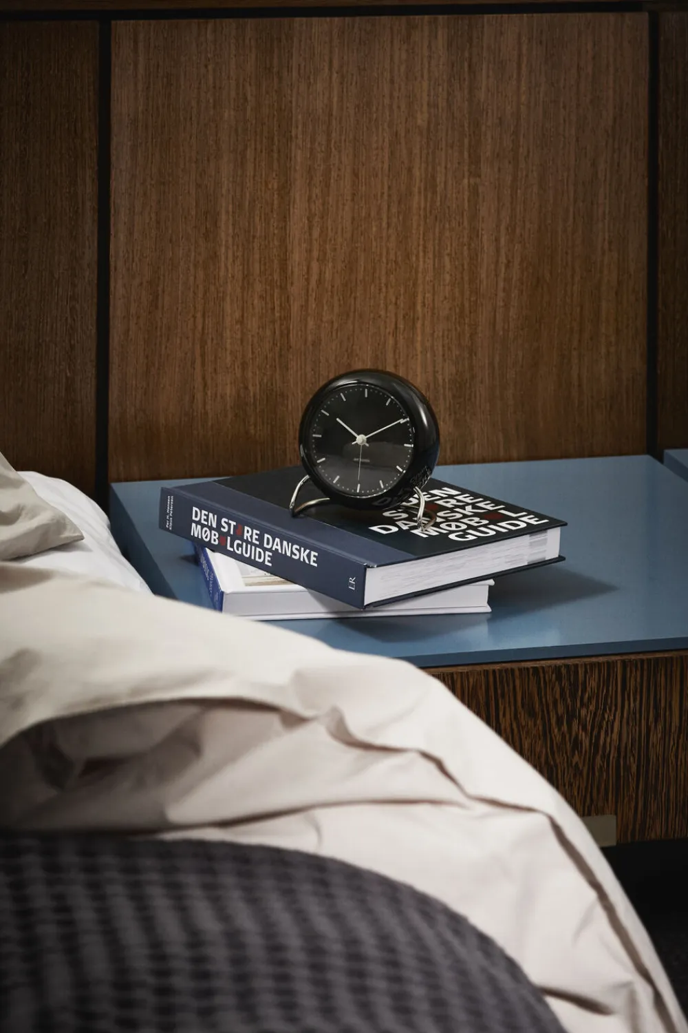 Arne Jacobsen Clocks Ure & Vejrstationer<AJ City Hall bordur sort/sort, Ø 11 cm, alarm
