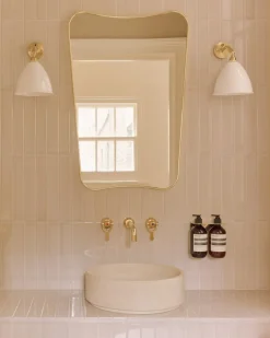 Gubi Væglamper<BL7 Wall lamp bone china/brass switch on backplate
