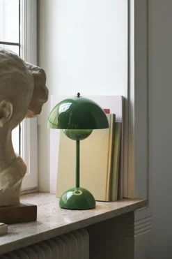 &Tradition Bordlamper|Trådløse Lamper<Flowerpot Portable Lamp VP9, Magnetic Charger Signal green