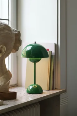 &Tradition Bordlamper|Trådløse Lamper<Flowerpot Portable Lamp VP9, Magnetic Charger Signal green