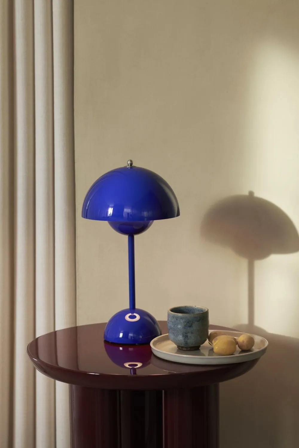 &Tradition Bordlamper|Trådløse Lamper<Flowerpot Portable Lamp VP9, , Magnetic Charger Cobalt blue