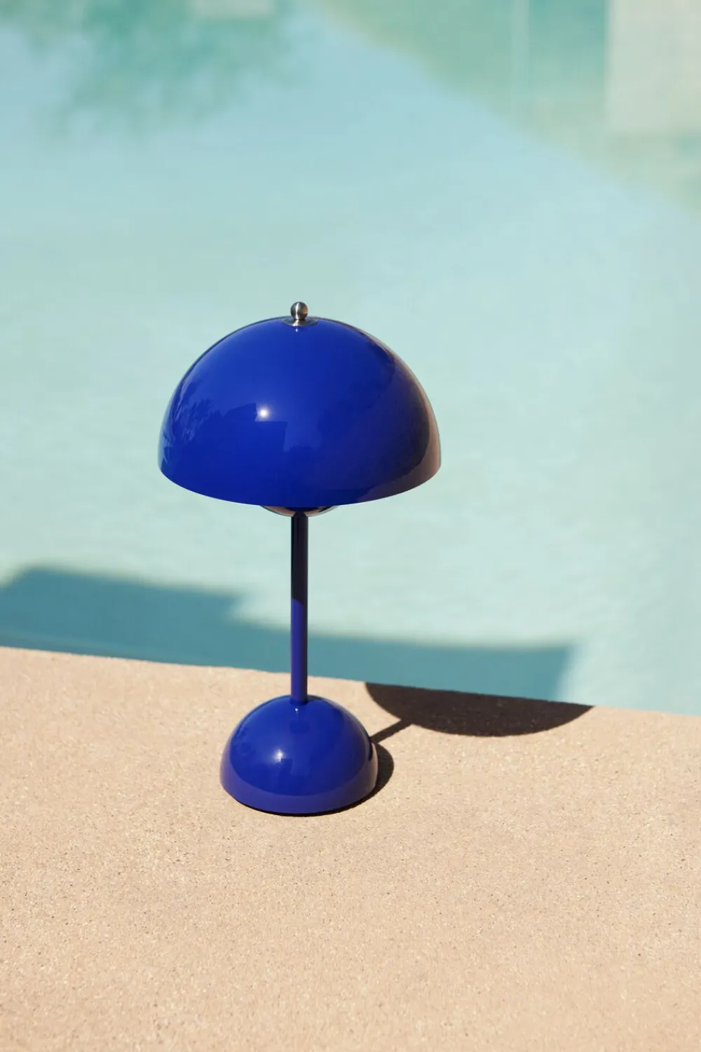 &Tradition Bordlamper|Trådløse Lamper<Flowerpot Portable Lamp VP9, , Magnetic Charger Cobalt blue