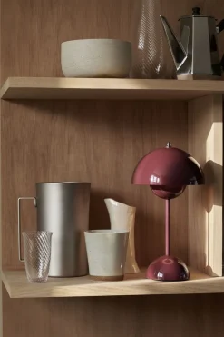 &Tradition Bordlamper|Trådløse Lamper<Flowerpot Portable Lamp VP9, Magnetic Charger Dark plum