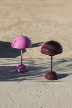 &Tradition Bordlamper|Trådløse Lamper<Flowerpot Portable Lamp VP9, Magnetic Charger Dark plum