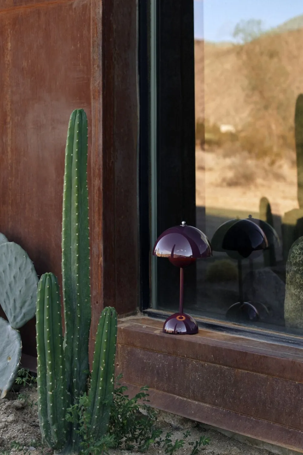 &Tradition Bordlamper|Trådløse Lamper<Flowerpot Portable Lamp VP9, Magnetic Charger Dark plum