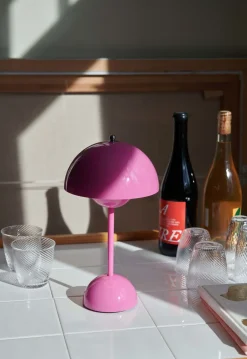 &Tradition Bordlamper|Trådløse Lamper<Flowerpot Portable Lamp VP9, Magnetic Charger Tangy pink