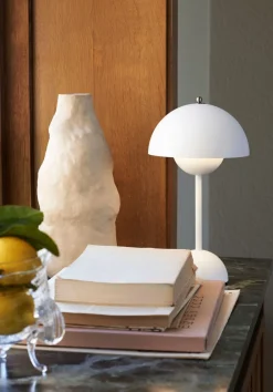 &Tradition Bordlamper|Trådløse Lamper<Flowerpot Portable Lamp VP9, Magnetic Charger Matt white