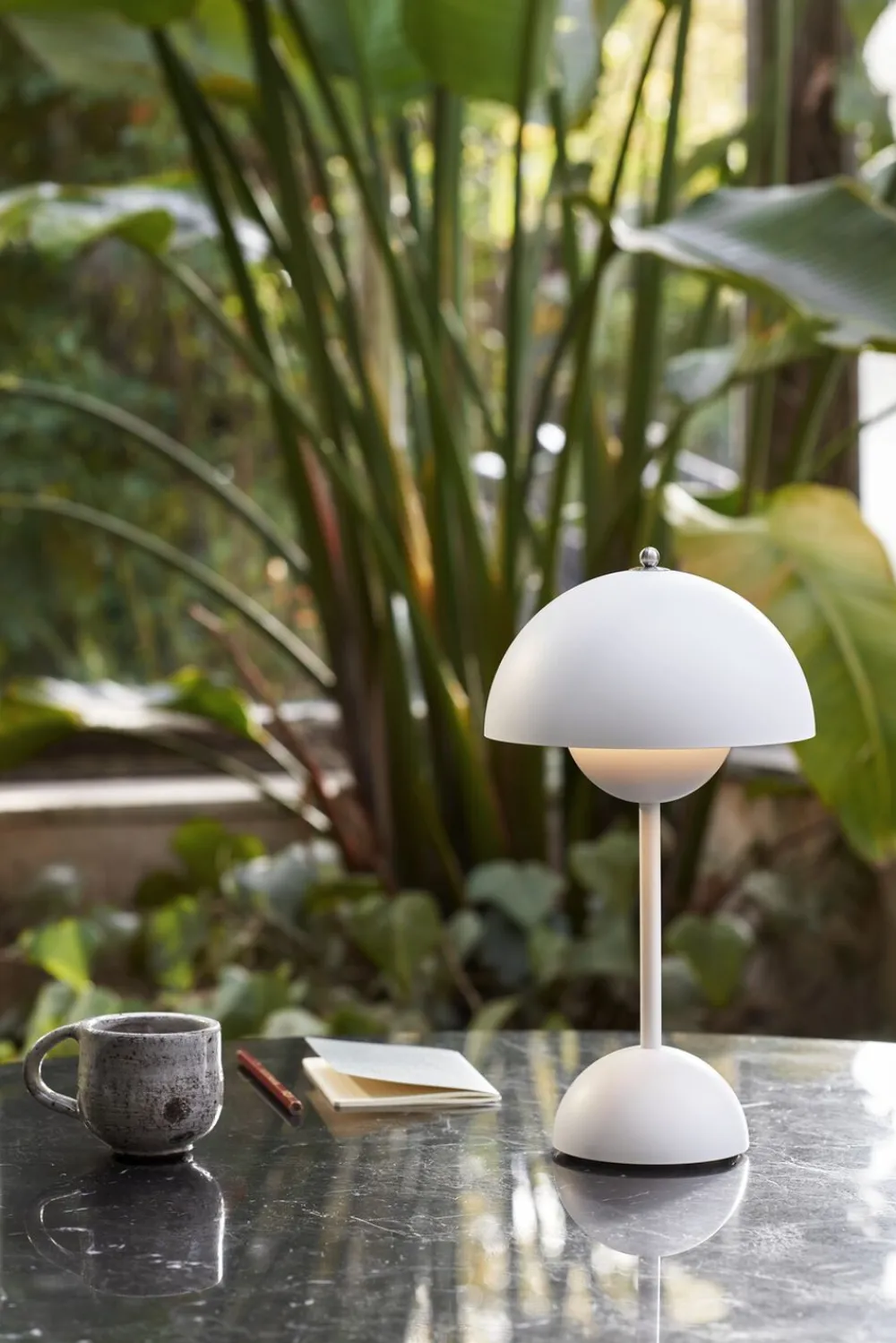 &Tradition Bordlamper|Trådløse Lamper<Flowerpot Portable Lamp VP9, Magnetic Charger Matt white