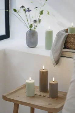 Uyuni Lys & Lysestager|Elektriske Julelys<LED pillar candle, Sandstone, Smooth, 5,8x10,1 cm