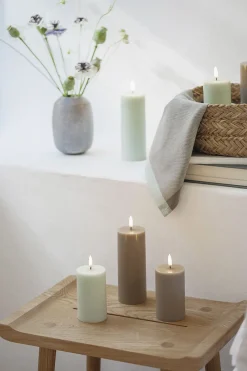 Uyuni Lys & Lysestager|Elektriske Julelys<LED pillar candle, Sandstone, Smooth, 5,8x10,1 cm