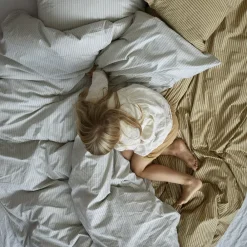by KlipKlap Sengetøj & Lagner<Sengetøj voksen Alfred stripe moon grey