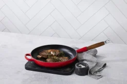 Le Creuset Gryder & Pander<Stegepande m/træht 28cm Cerise