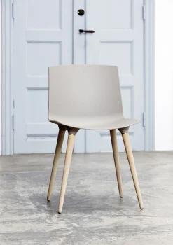 Andersen - Furniture Møbler<TAC Chair plast Grey / Oak white pigm. lacquer